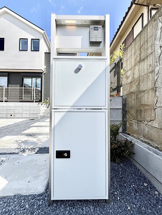 表札・インターホン・ポスト・宅配BOXをひとつに集約。エントランスになじむシンプルデザイン。