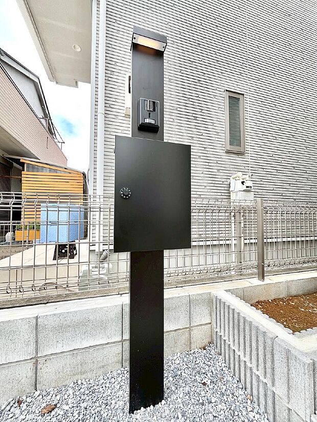 表札・インターホン・ポストをひとつに集約。エントランスになじむシンプルデザイン。