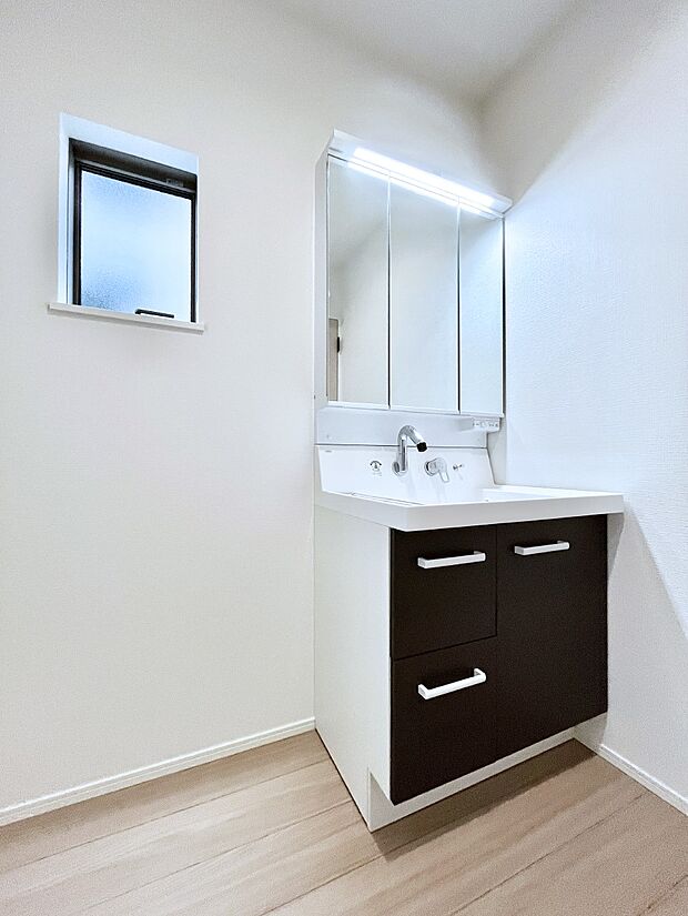 小窓がついているので湿気の多い場所でも換気が十分行えます。毎日の身支度を気持ち良く!