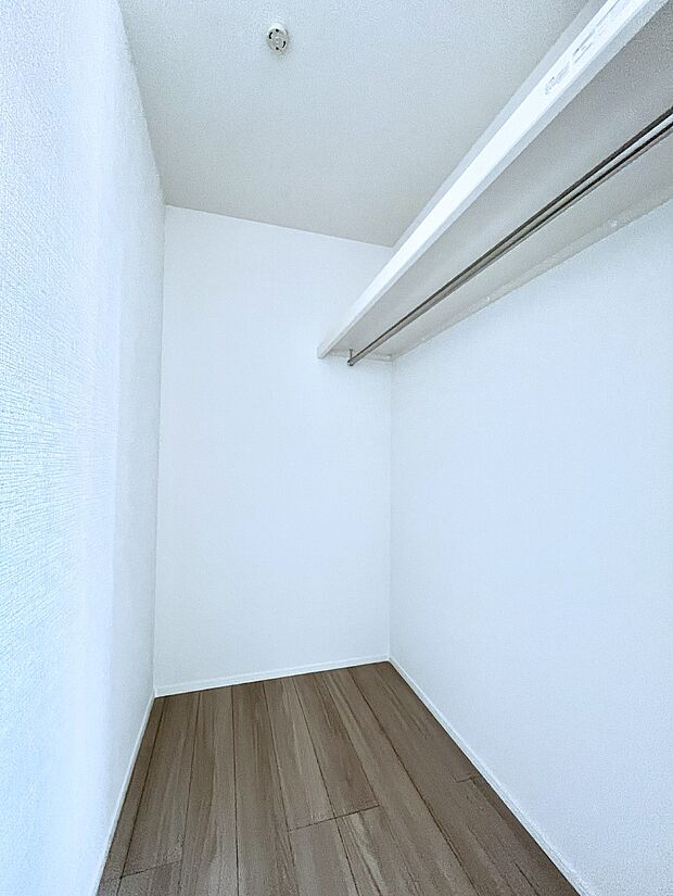 ウォークインクローゼット付きで生活空間を広く利用できます。