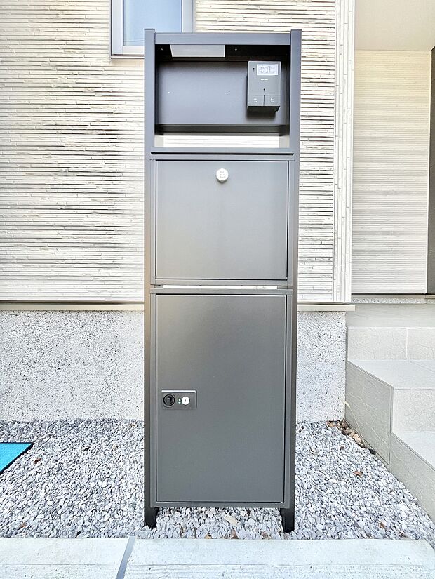 表札・インターホン・ポスト・宅配BOXをひとつに集約。エントランスになじむシンプルデザイン。