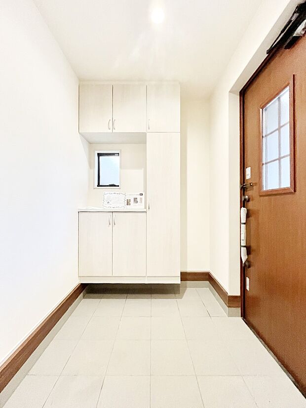 ご家族やお客様を気持ちよくお出迎え!明るい陽光が入り込む玄関。