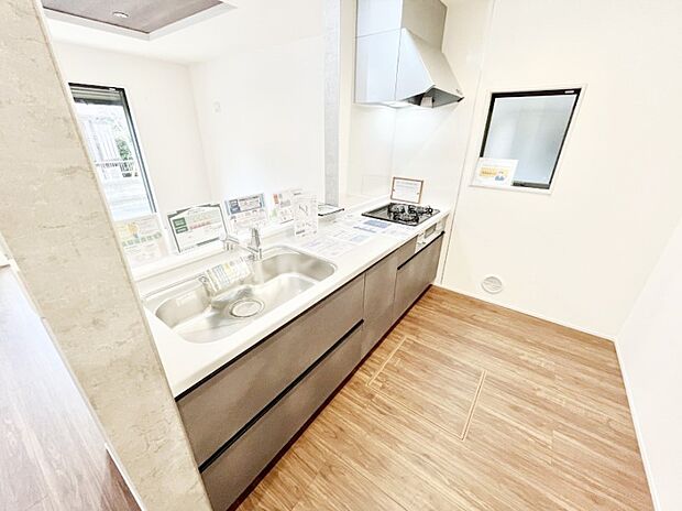 ご家族の会話弾む対面キッチン。お料理中のパパママもご家族と過ごす時間が増えそう!