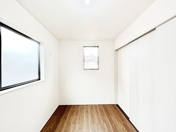 2面採光の洋室。窓から入り込む陽光がお部屋全体を優しく包み込みます!