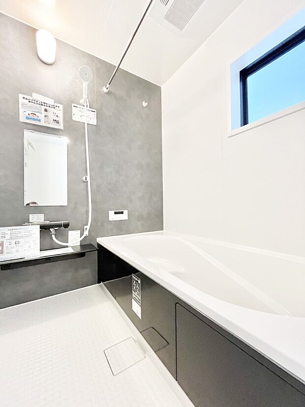 落ち着きのあるダークカラーを基調にしたバスルームで1日の疲れをリフレッシュ!