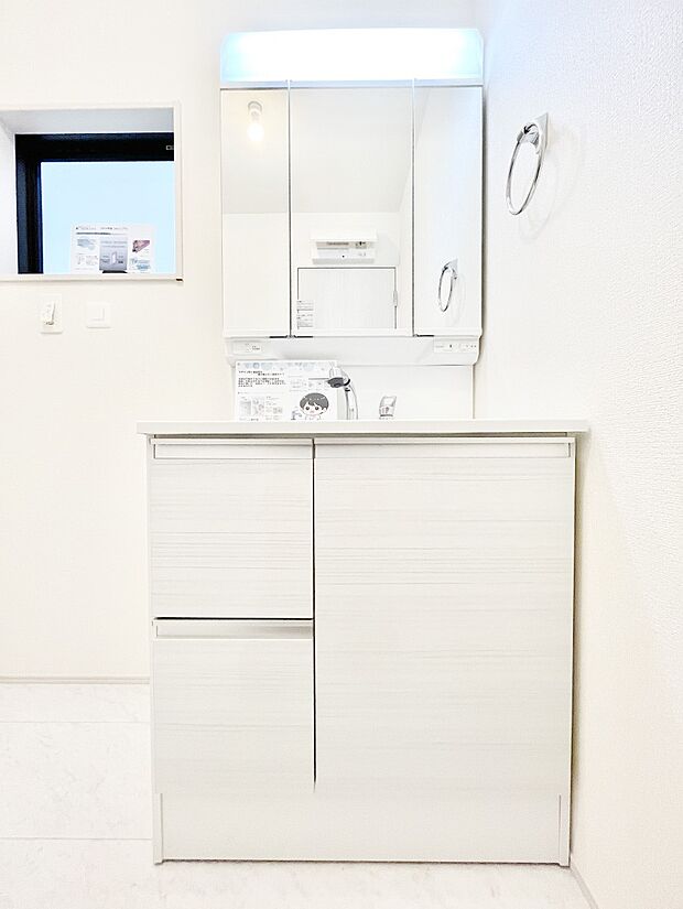 三面鏡キャビネット・シャワー付き洗面化粧台で忙しい朝の身支度もスムーズに!