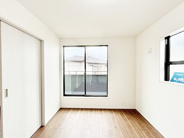 明るいバルコニーサイドに洋室を設置。目覚めの良い寝室に。