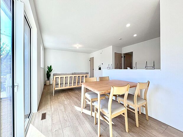 明るい陽光が注ぎ、寛ぎの雰囲気に満たされるリビング・ダイニング。