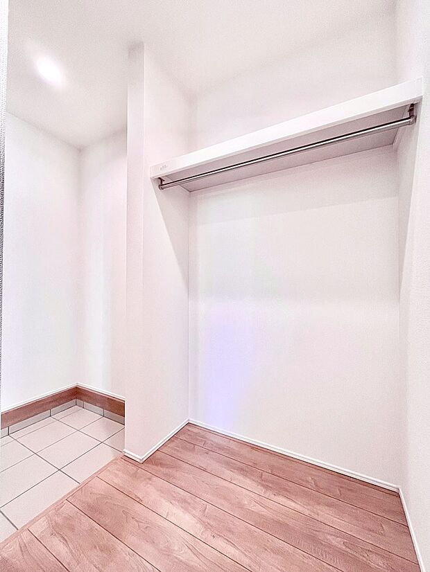 家族みんなの共有物を収納するのに便利なファミリークローク