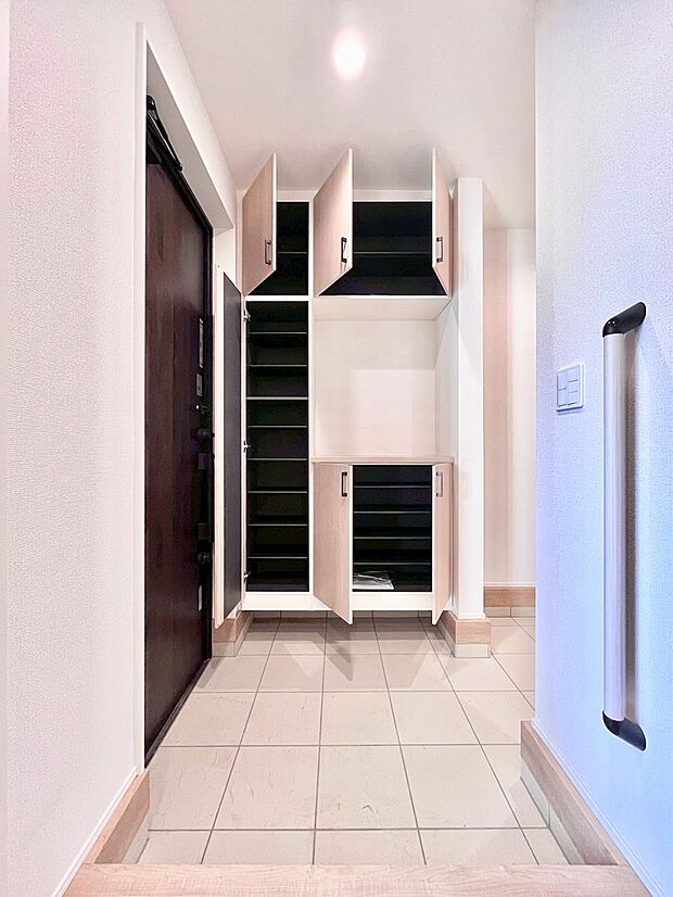 たっぷり収納できるシューズボックスで家族全員の靴も、玄関すっきり。