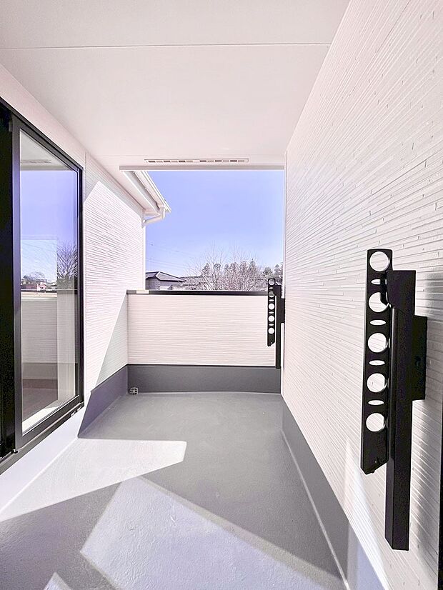 ゆったりバルコニーだから沢山お洗濯ものを干せます。