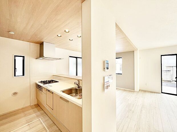 料理をしながらでもご家族との会話を楽しめる対面キッチン