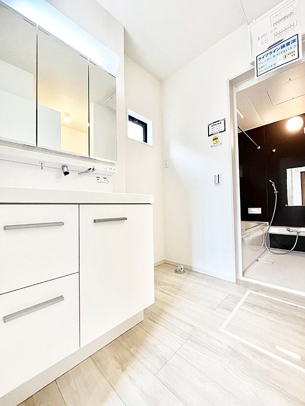 ゆとりの洗面スペースで朝の身支度もスムーズに