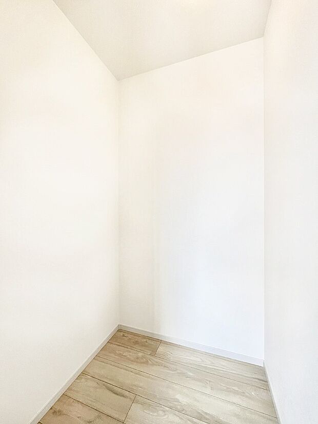 ウォークインクローゼット付きで生活空間を広く利用できます。