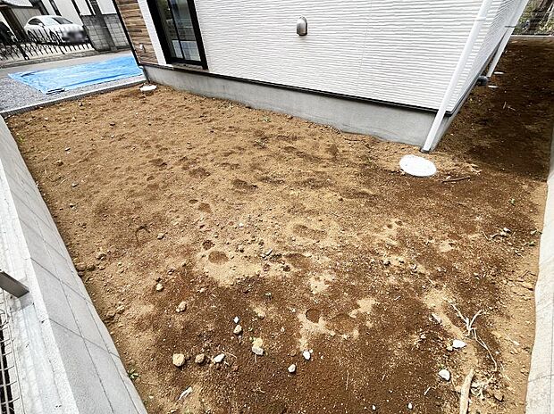 住まいに明るい光と開放感を演出してくれる庭スペース付き!