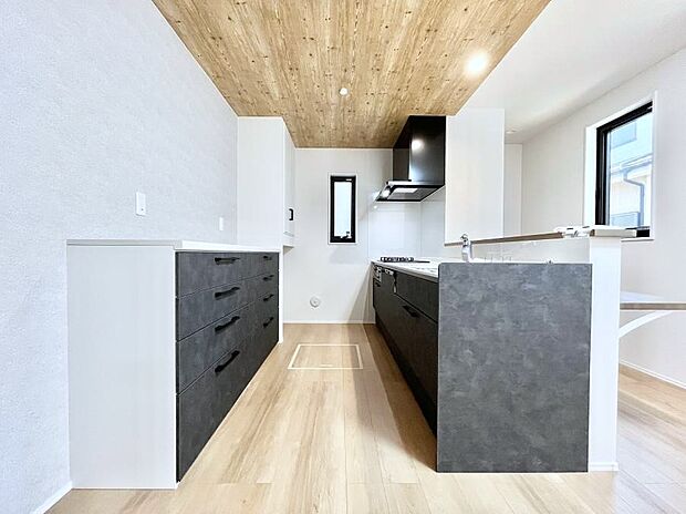 キッチンとお揃いのカップボード。全体に統一感ある仕上がりになっています。