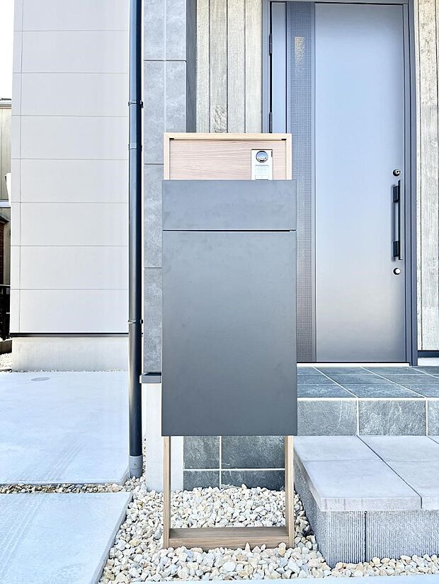 表札・インターホン・ポスト・宅配BOXをひとつに集約。エントランスになじむシンプルデザイン。