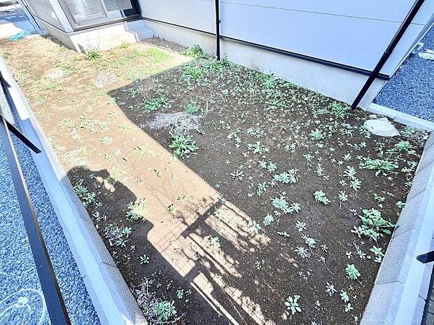 プランターを並べて季節のお花を楽しめるお庭付き。