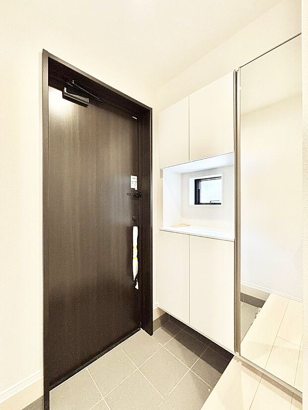 下駄箱はご家族の写真や季節のインテリアで飾り棚として演出できます