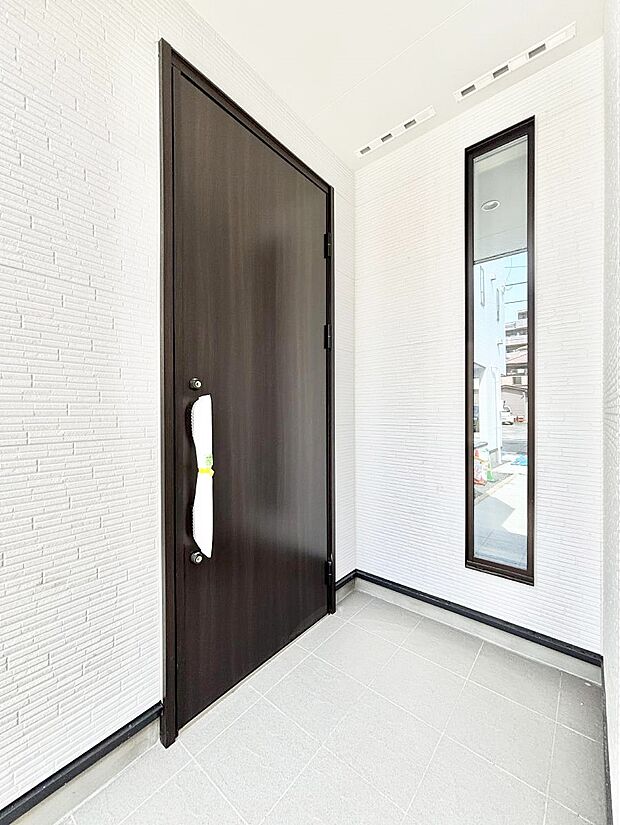 玄関前は雨が降っても濡れにくい屋根付き