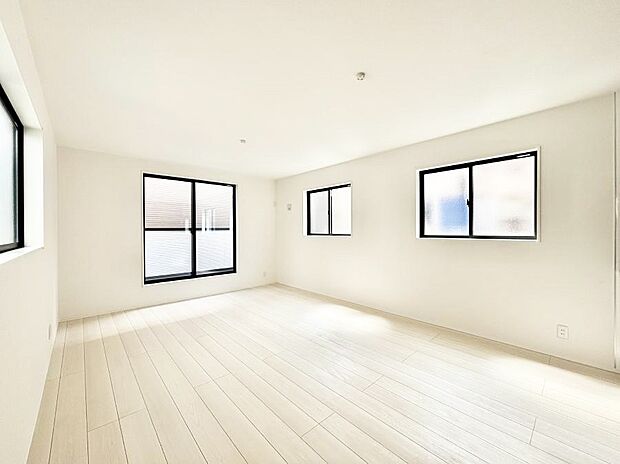 たくさんの窓からたっぷりの陽光と風を感じられるリビング