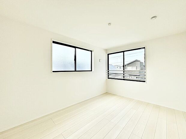 窓からのやさしい光が心地よいプライベートルーム