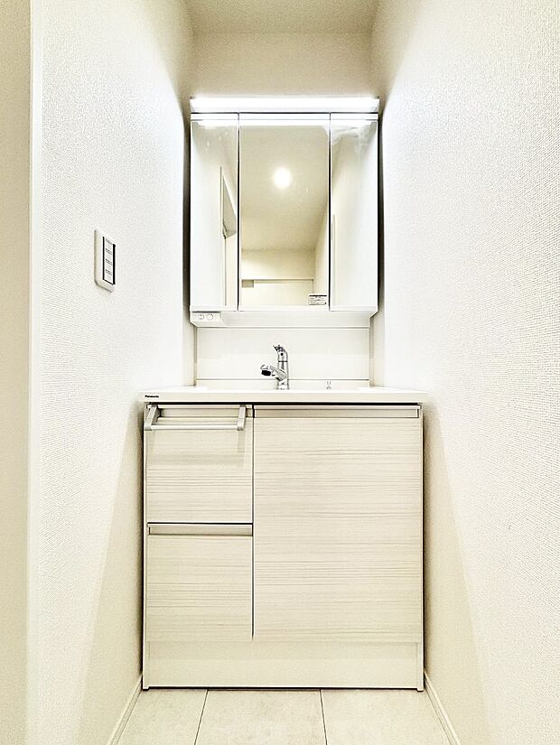 収納力と機能性に優れた洗面化粧台