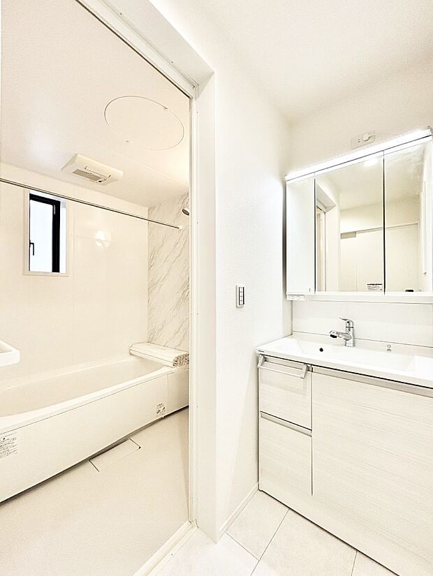 清潔感ある洗面化粧室で朝の身支度も快適