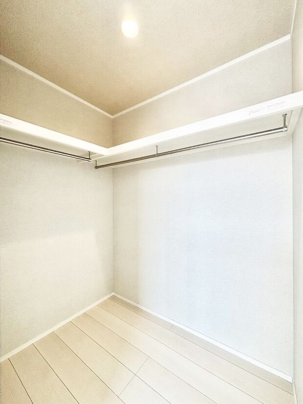 ウォークインクローゼットの活用で生活空間スッキリ