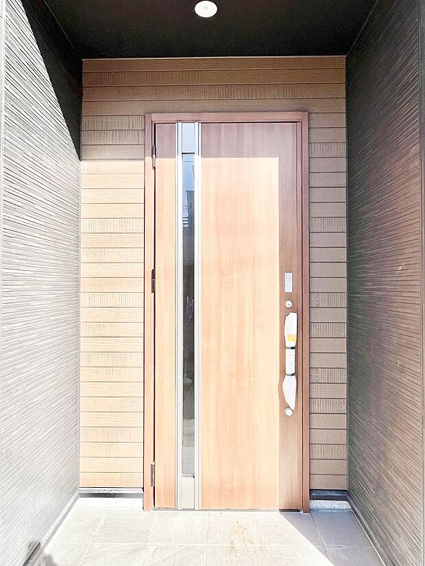 玄関前は雨が降っても濡れにくい屋根付き