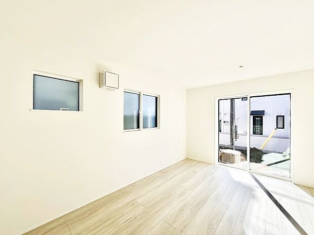 大きな窓からたっぷりの陽光と風を感じられるリビング