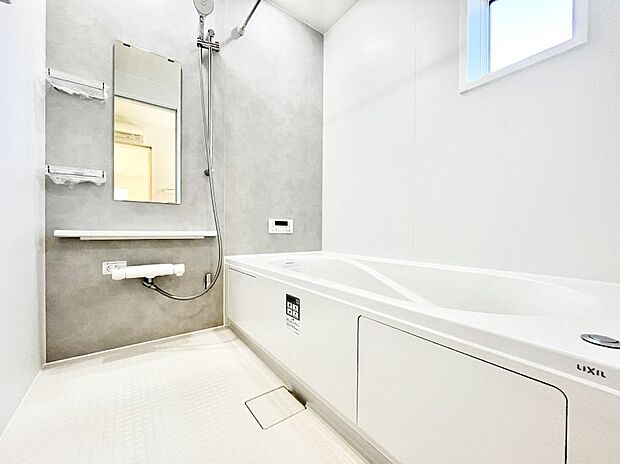 一日の疲れを癒してくれる明るい清潔感のあるバスルーム