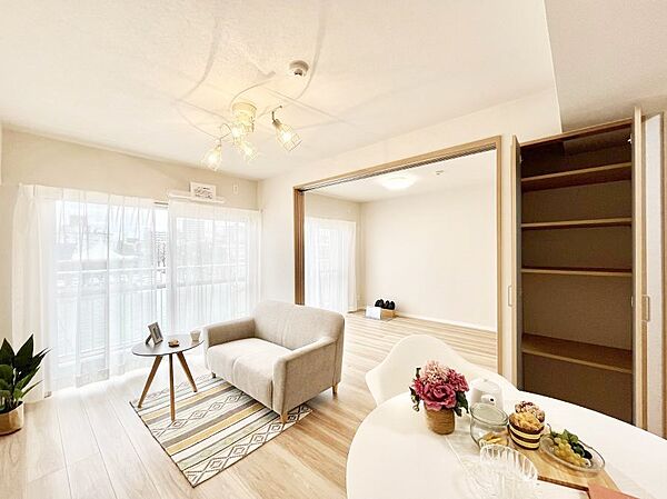 隣接の洋室を開放すればさらに広々空間に