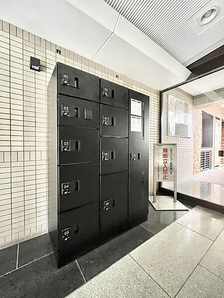留守時のお荷物の受け取りもできる宅配ボックス付き
