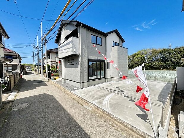 前面道路はきちんと整備されています  