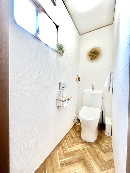 明るく清潔感のあるトイレです。