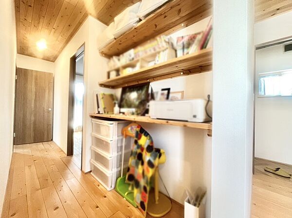 建売住宅にはない廊下に面する収納スペース