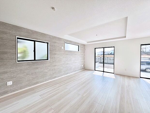 大きな窓からたっぷりの陽光と風を感じられるリビング