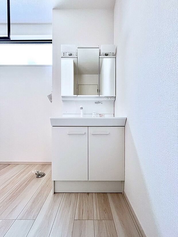 大きく見やすい三面鏡で清潔感ある洗面台は、身だしなみチェックや肌のお手入れにおすすめです。