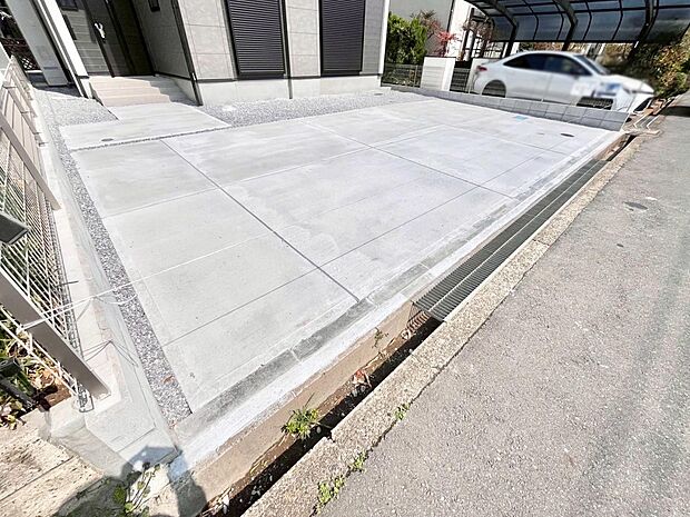 駐車3台可能!急なお客様の駐車に。また、ご家族の自転車スペースとしても大活躍。
