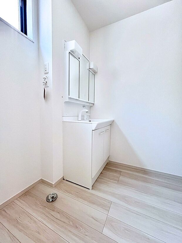 小窓がついているので湿気の多い場所でも換気が十分行えます。毎日の身支度を気持ち良く!