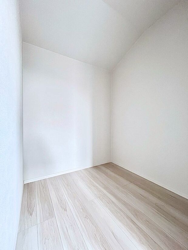 ウォークインクローゼット付きで生活空間を広く利用できます。