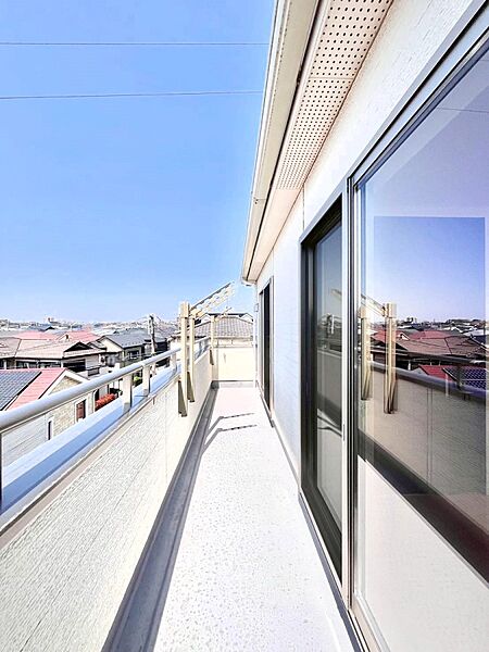 暖かな陽光が降り注ぐバルコニーはお洗濯におすすめ。爽やかな風も心地よいです。