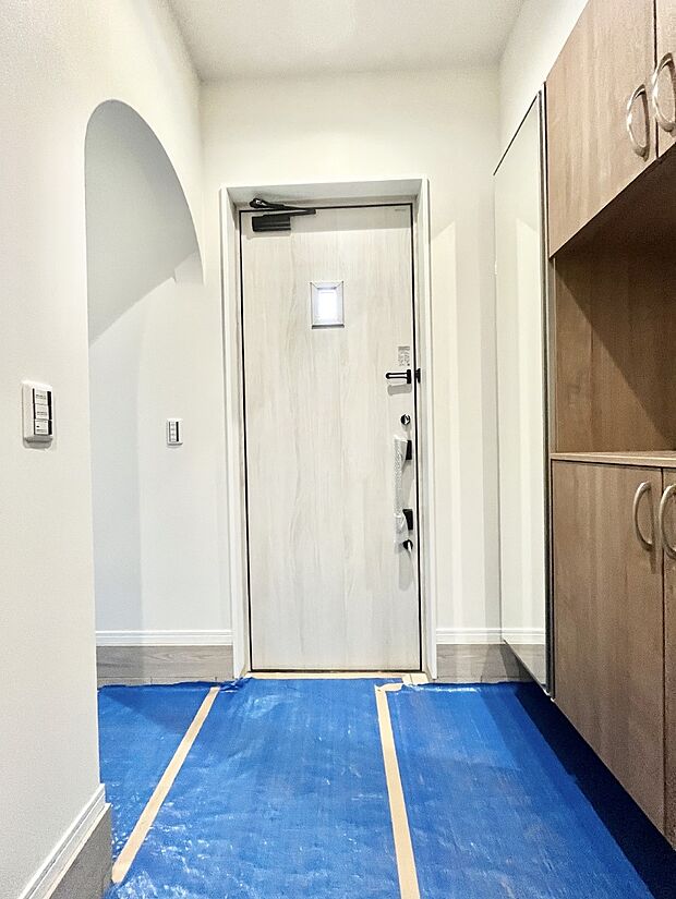 明るい玄関はお客様をお出迎えするのにぴったりです！ 