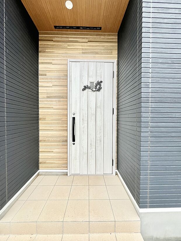 大切な家族、来客を出迎える玄関。