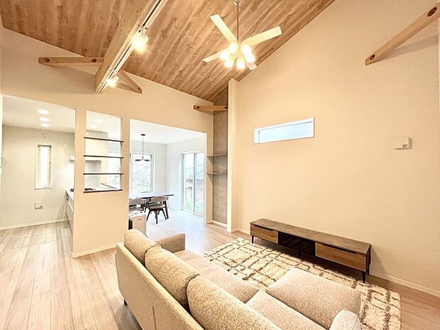 家族団らんの時間も増えそうなくつろぎのリビングダイニング。   