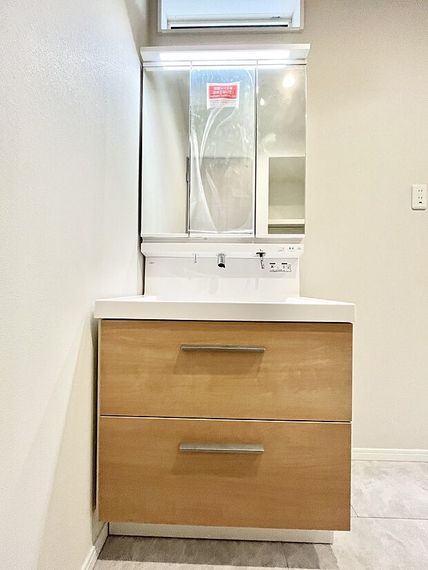 大きく見やすい三面鏡で清潔感ある洗面台は、身だしなみチェックや肌のお手入れにおすすめです。 