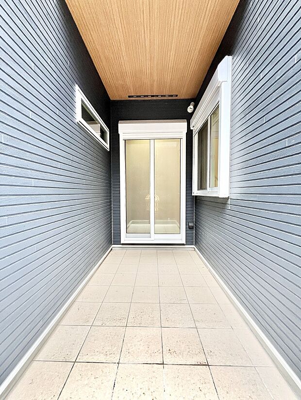 上部に屋根がかかっているので急な雨の時にも安心です。