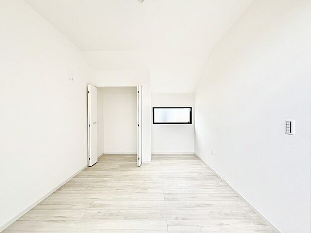 使いやすい形でベットや家具の置き方にも困ることもありません。