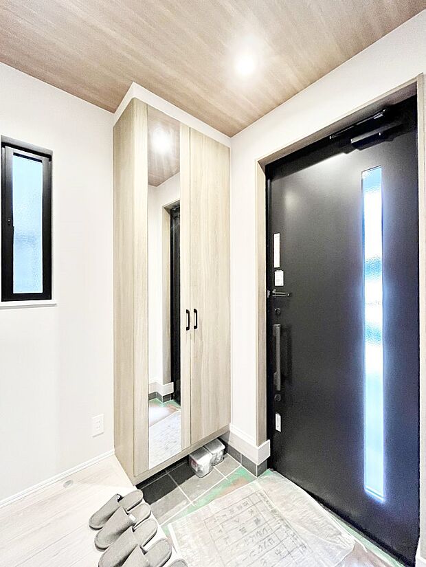 ガラススリットの入った玄関ドアが室内に光を届けてくれます